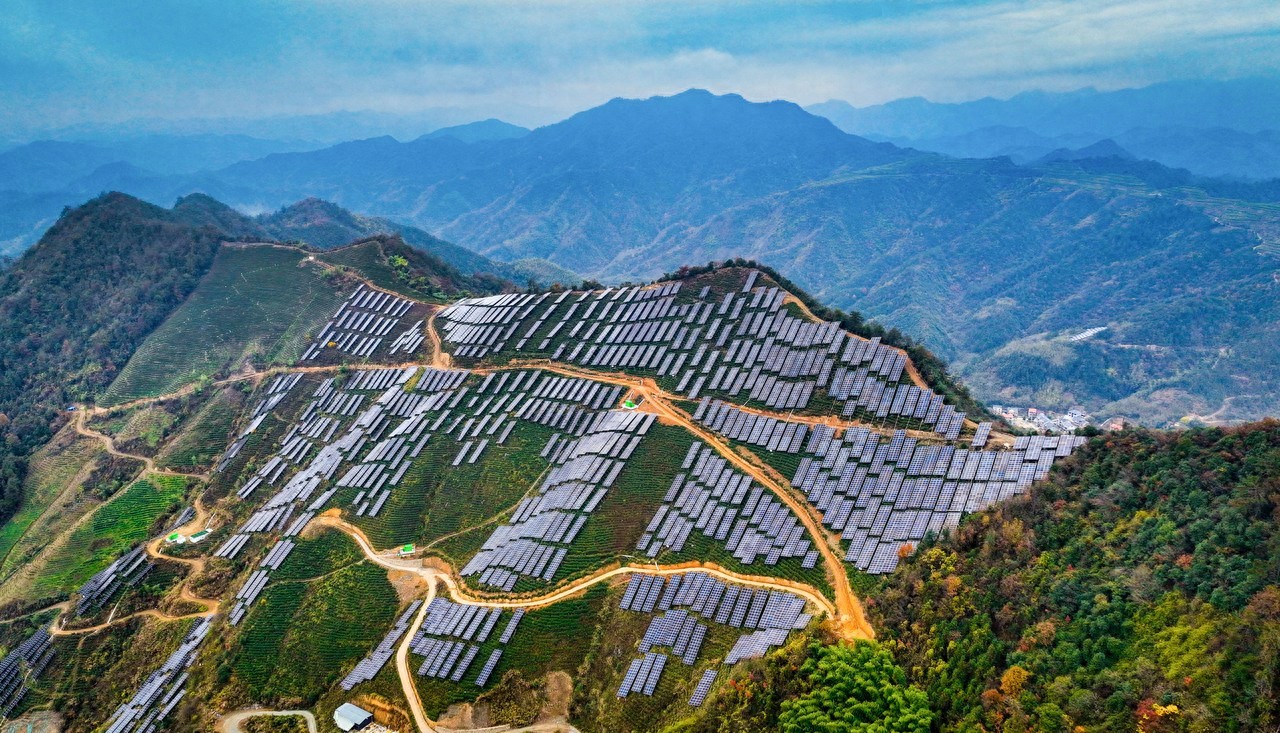 Bwin必赢恒能临安太阳镇太源村11MW茶光互补项目并网发电